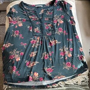 Daniel Rainn Floral Short Sleeve Top. Dark Green.  Size 2X.  Like new.